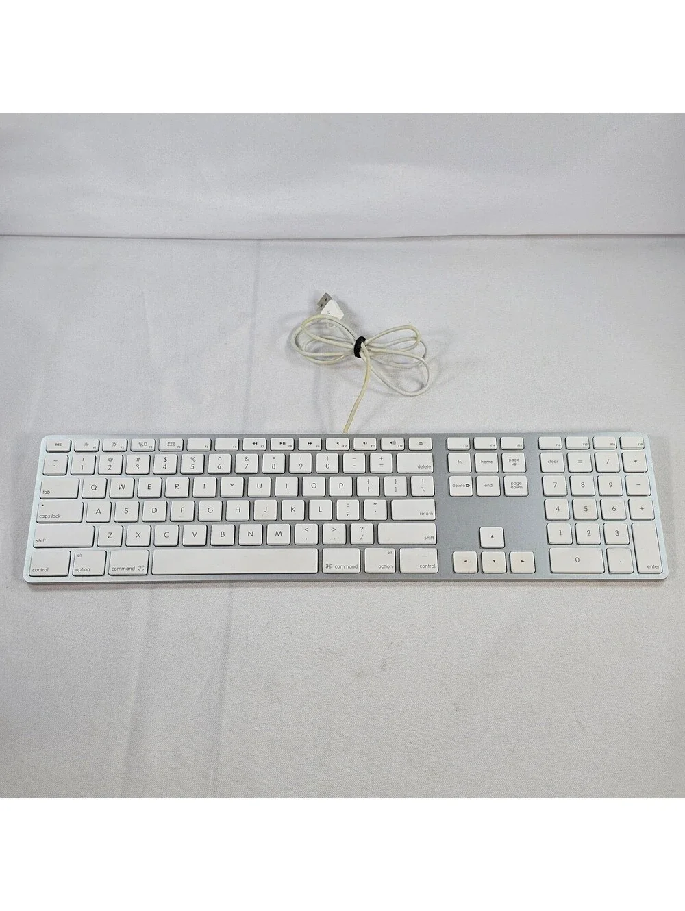 Apple A1243 Wired USB Keyboard with Numeric Keypad Aluminum Silver MB110LL/A